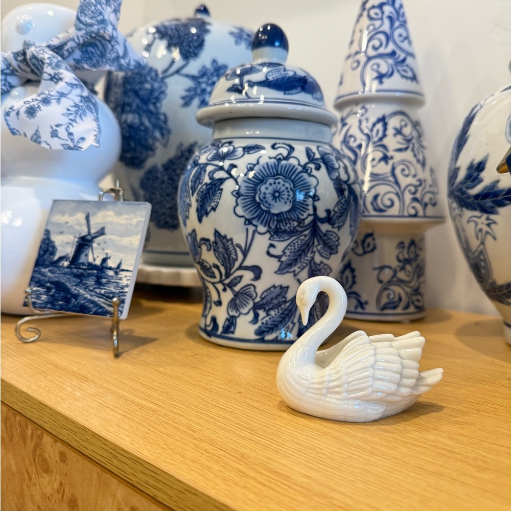 LENOX SWAN - perfect for wedding decor or a cake topper